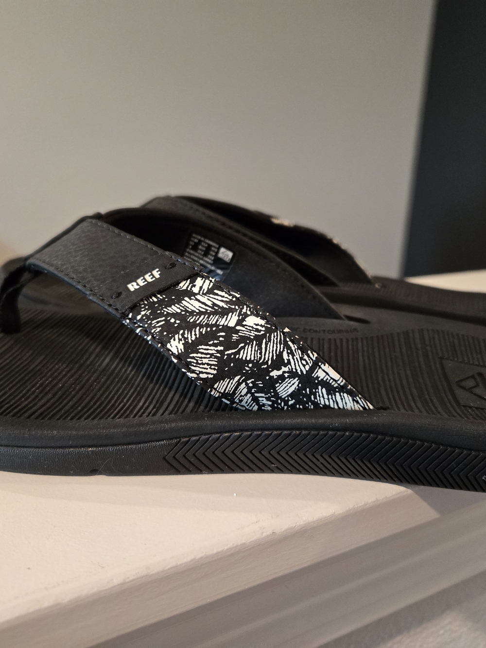 Reef Black & White Patterned Flip Flops Size 8